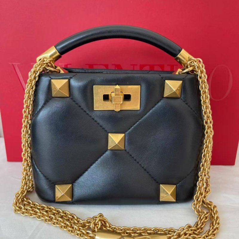 ✨Valentino 黑色鉚釘斜背手提包 98新 配件塵袋購證-0