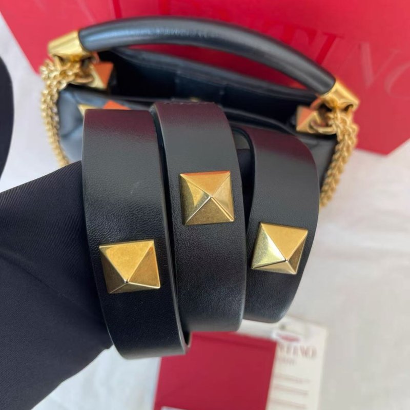 ✨Valentino 黑色鉚釘斜背手提包 98新 配件塵袋購證-1