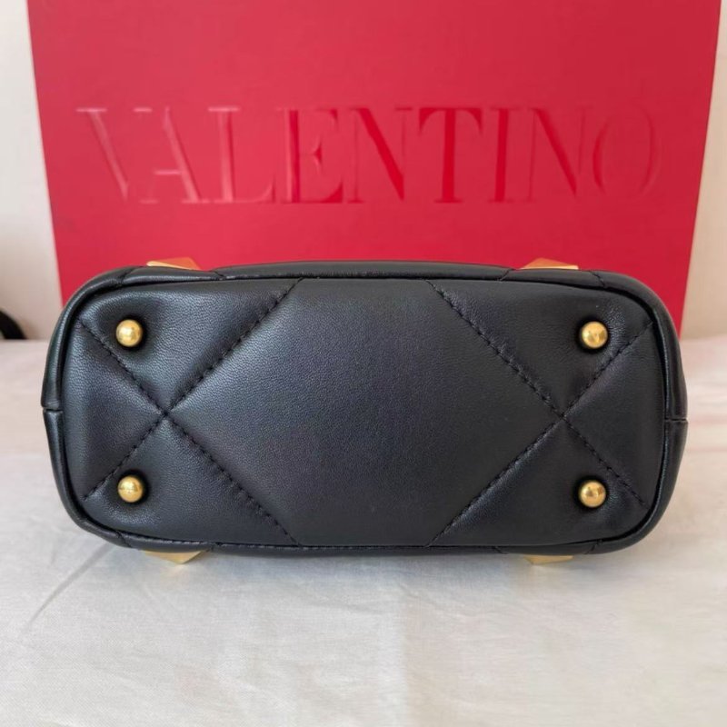 ✨Valentino 黑色鉚釘斜背手提包 98新 配件塵袋購證-2