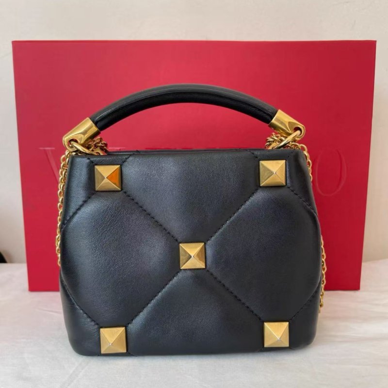 ✨Valentino 黑色鉚釘斜背手提包 98新 配件塵袋購證-5