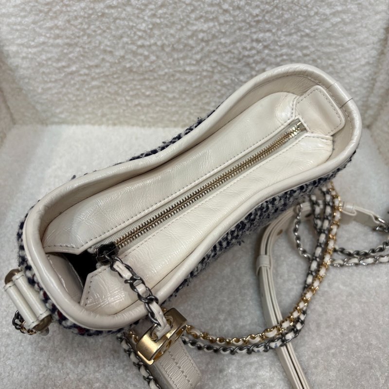 ✨Chanel 白色牛皮毛呢經典流浪包小號 98新 配件塵袋-5