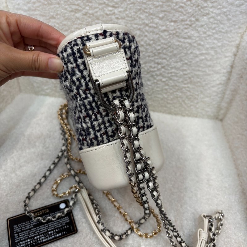 ✨Chanel 白色牛皮毛呢經典流浪包小號 98新 配件塵袋-7