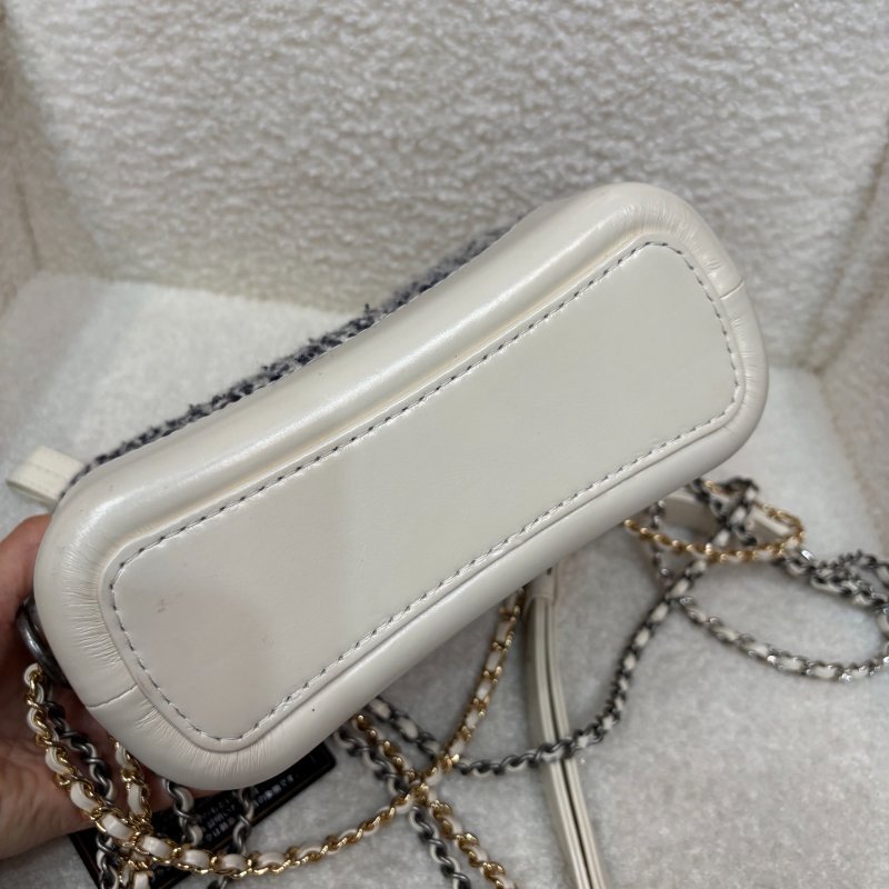 ✨Chanel 白色牛皮毛呢經典流浪包小號 98新 配件塵袋-8