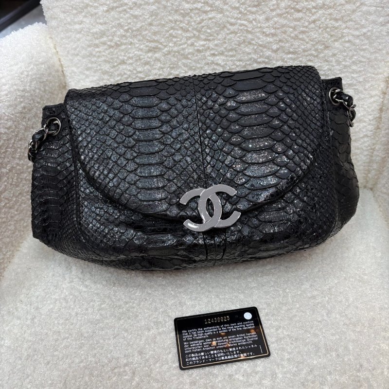 Chanel 黑銀蛇稀有皮大logo 翻蓋元寶鍊條包 98新 配件塵袋-0
