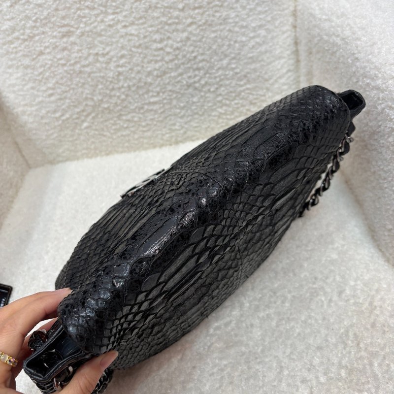Chanel 黑銀蛇稀有皮大logo 翻蓋元寶鍊條包 98新 配件塵袋-6