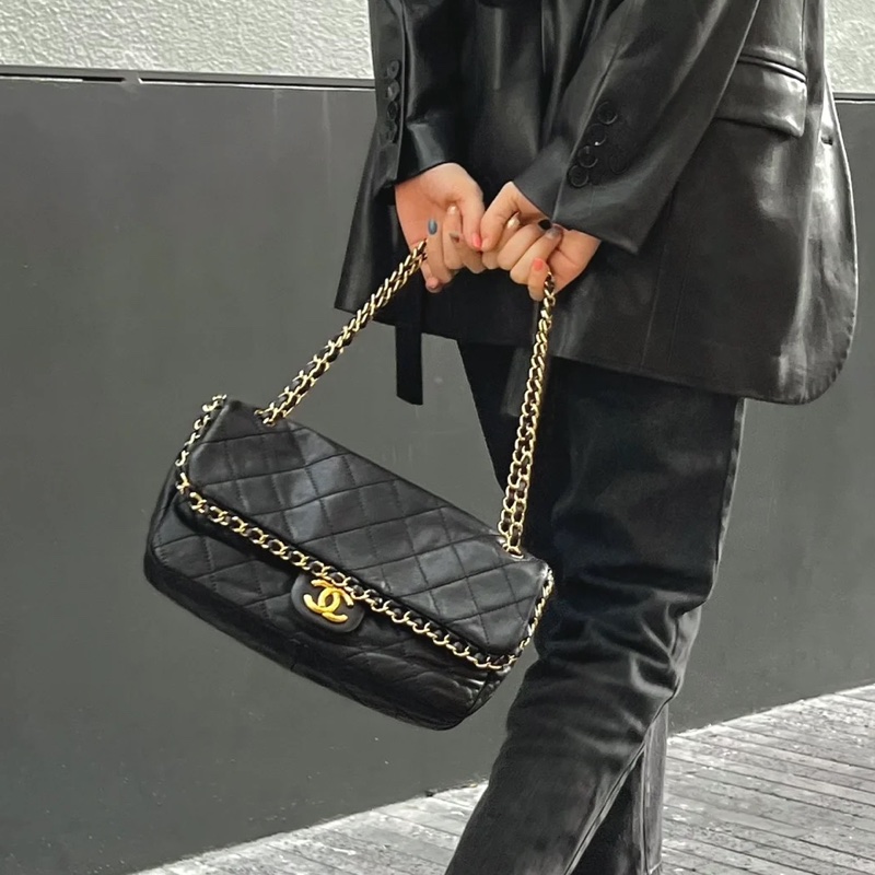 全網最低價‼️Chanel 17開黑金滾邊鏈條cf手提肩背包-1