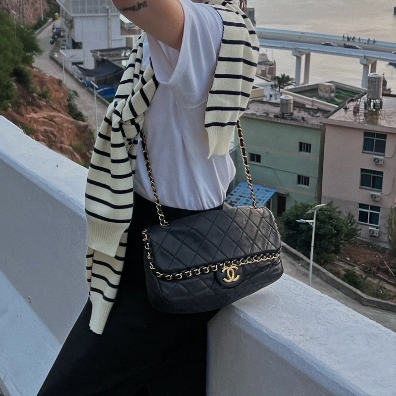 全網最低價‼️Chanel 17開黑金滾邊鏈條cf手提肩背包-2