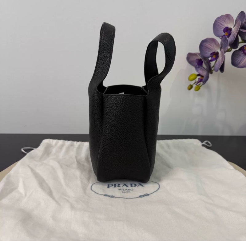 ✨Prada 黑銀菜籃子18軟牛皮顆粒三角標18x16x7cm 全新配件塵袋-2
