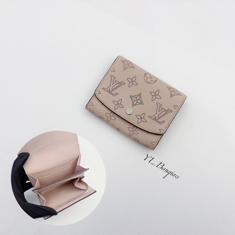 LV Mahina粉牛皮雷射洞洞兩折短夾M62541-0