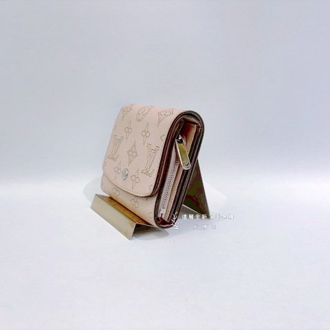 LV Mahina粉牛皮雷射洞洞兩折短夾M62541-3