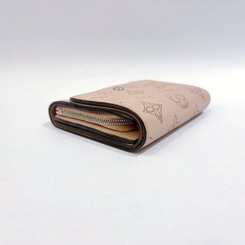 LV Mahina粉牛皮雷射洞洞兩折短夾M62541-7