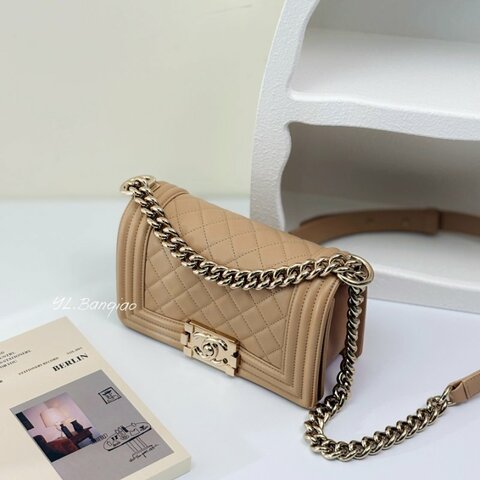CHANEL BOY20奶茶羊皮淡金釦口蓋包A67085