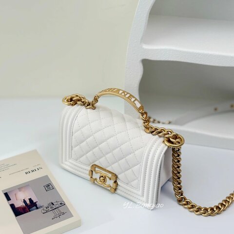 CHANEL白色荔枝皮LOGO手把金釦Handle Boy20 A94805