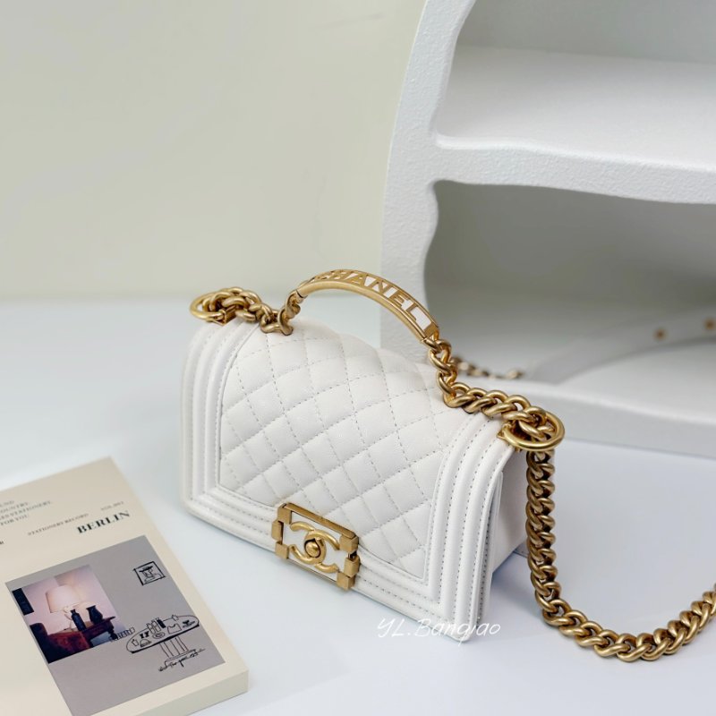 CHANEL白色荔枝皮LOGO手把金釦Handle Boy20 A94805-0
