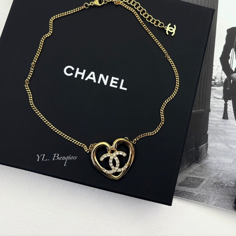 CHANEL金色愛心簍空雙C吊墜項鍊ABA083-0