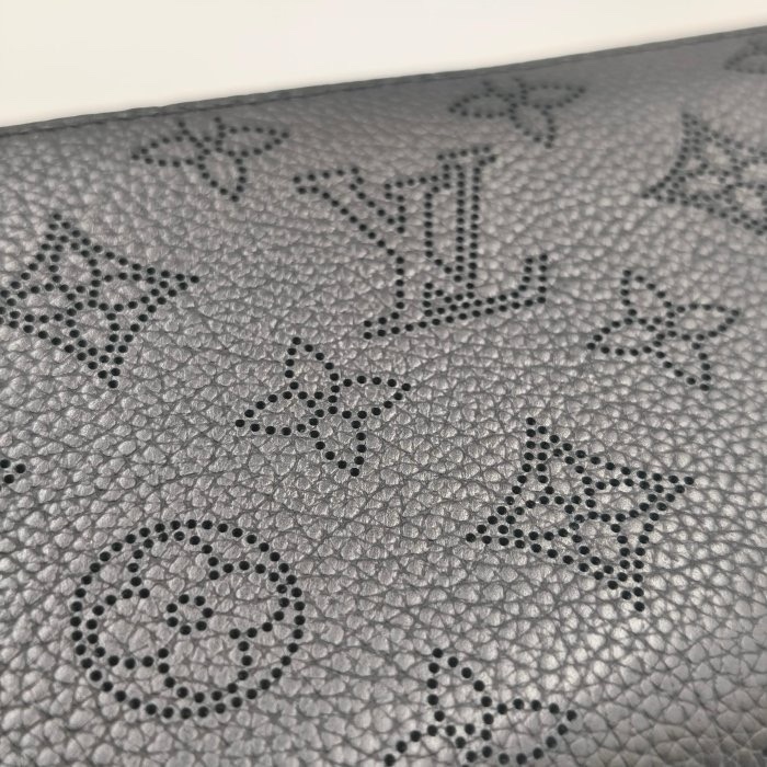 二手真品 狀態良好 Louis Vuitton LV Mahina打孔通花小牛皮 皮夾 P284-8