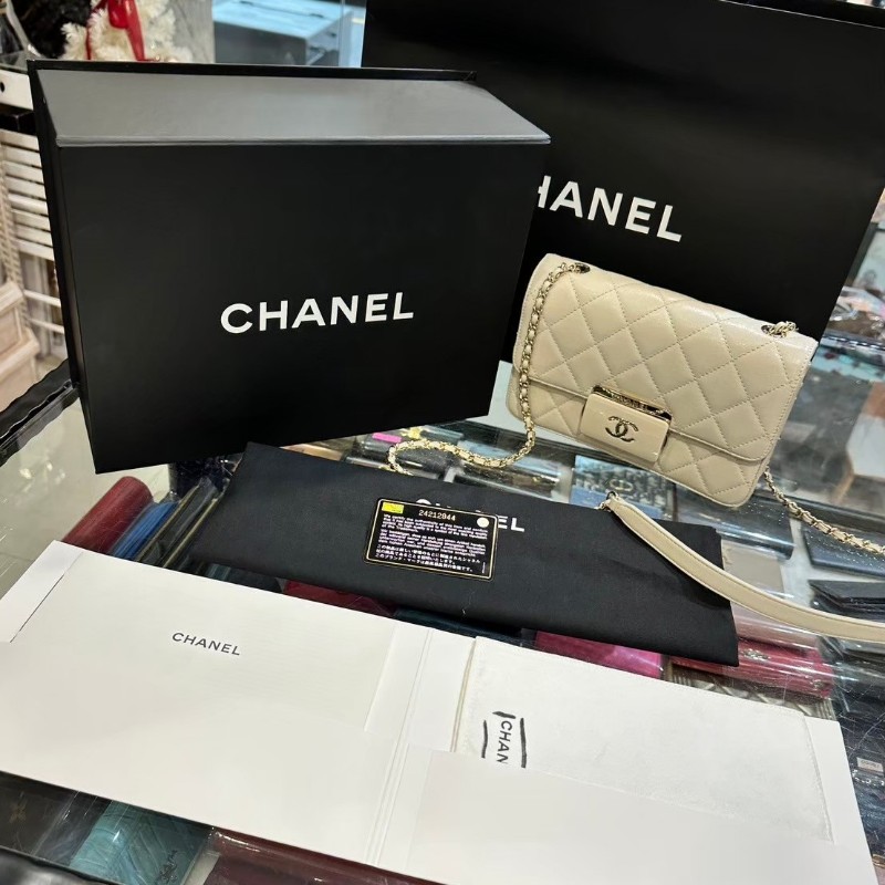 （清倉賠本出售）全配防塵盒保卡 CHANEL 香奈兒 珍珠白色小香風山羊皮菱格紋方壓釦掀蓋鏈包-1