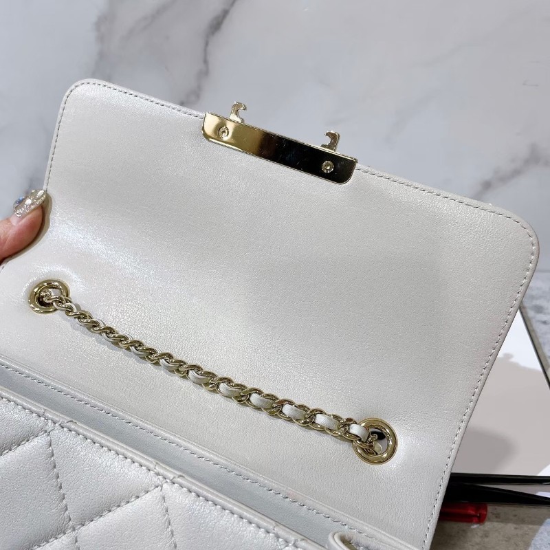 （清倉賠本出售）全配防塵盒保卡 CHANEL 香奈兒 珍珠白色小香風山羊皮菱格紋方壓釦掀蓋鏈包-9