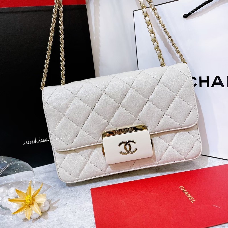 （清倉賠本出售）全配防塵盒保卡 CHANEL 香奈兒 珍珠白色小香風山羊皮菱格紋方壓釦掀蓋鏈包-10