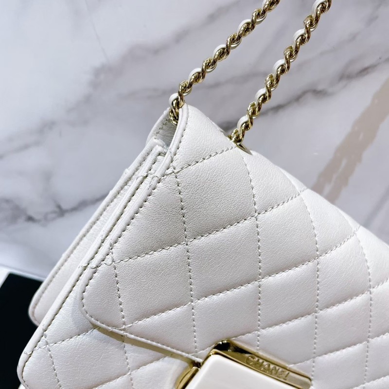 （清倉賠本出售）全配防塵盒保卡 CHANEL 香奈兒 珍珠白色小香風山羊皮菱格紋方壓釦掀蓋鏈包-12