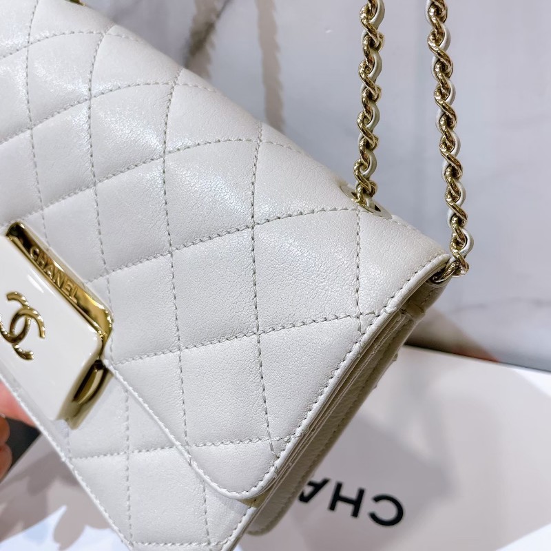 （清倉賠本出售）全配防塵盒保卡 CHANEL 香奈兒 珍珠白色小香風山羊皮菱格紋方壓釦掀蓋鏈包-13