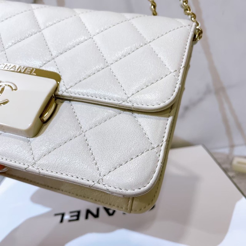 （清倉賠本出售）全配防塵盒保卡 CHANEL 香奈兒 珍珠白色小香風山羊皮菱格紋方壓釦掀蓋鏈包-14