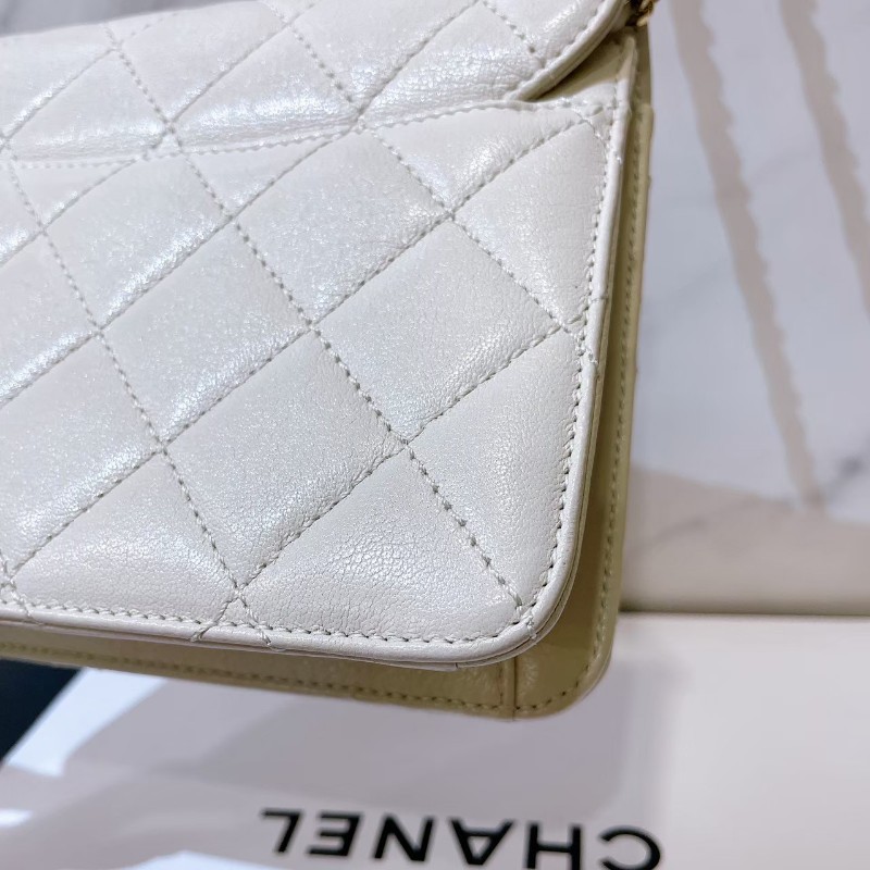 （清倉賠本出售）全配防塵盒保卡 CHANEL 香奈兒 珍珠白色小香風山羊皮菱格紋方壓釦掀蓋鏈包-17