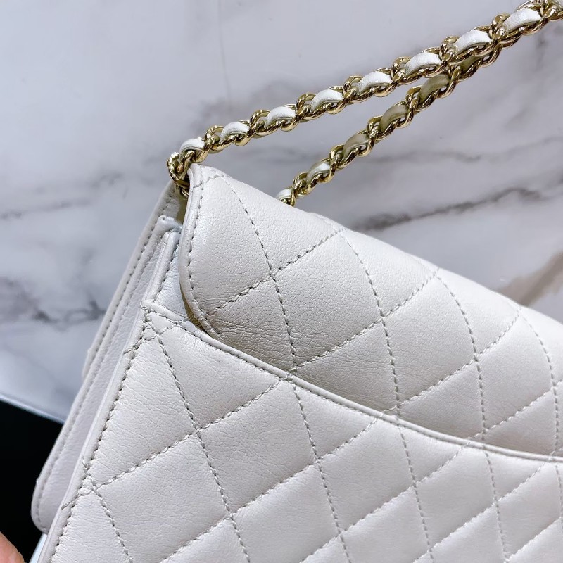 （清倉賠本出售）全配防塵盒保卡 CHANEL 香奈兒 珍珠白色小香風山羊皮菱格紋方壓釦掀蓋鏈包-18