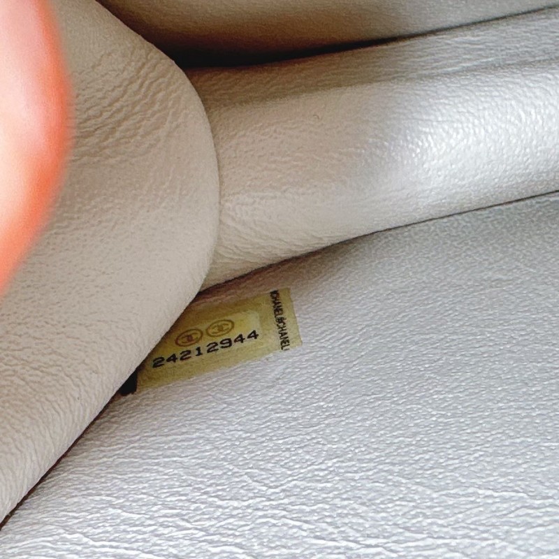 （清倉賠本出售）全配防塵盒保卡 CHANEL 香奈兒 珍珠白色小香風山羊皮菱格紋方壓釦掀蓋鏈包-24