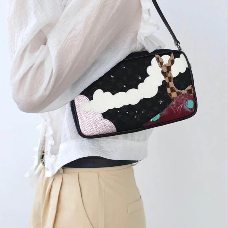 「JL精品代購」LV 童話森林系列 緞面腋下包-1