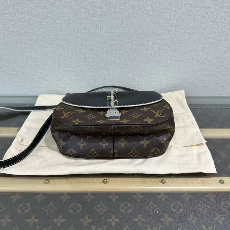 Louis Vuitton chain it秀款老花鎖頭斜背包 21*17*8 98新 配件塵袋-4