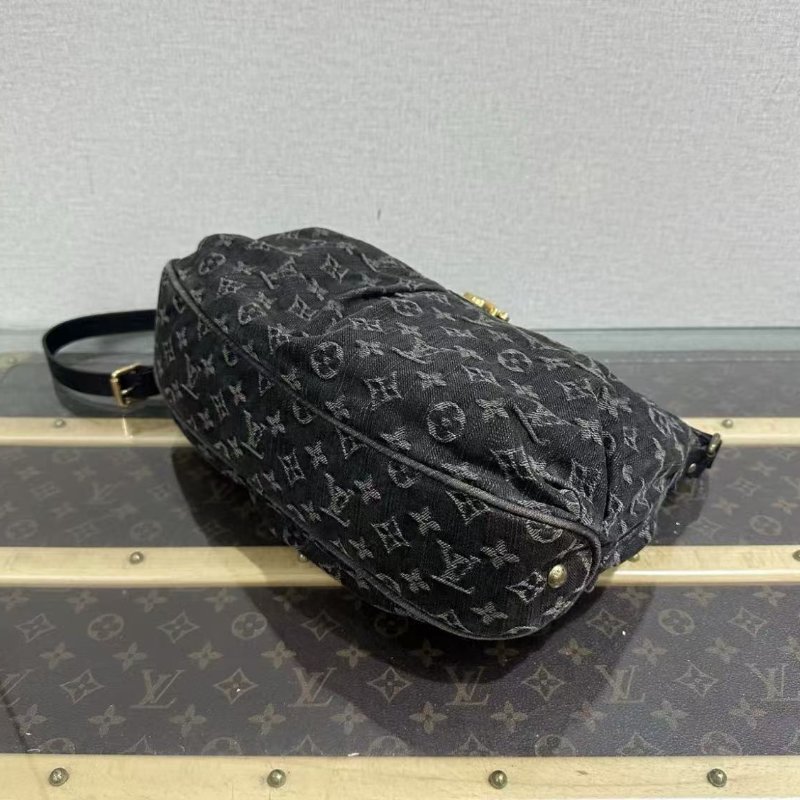 ✨Louis Vuitton 金扣牛仔丹寧斜背元寶包 35*24*9 98新 配件塵袋-4