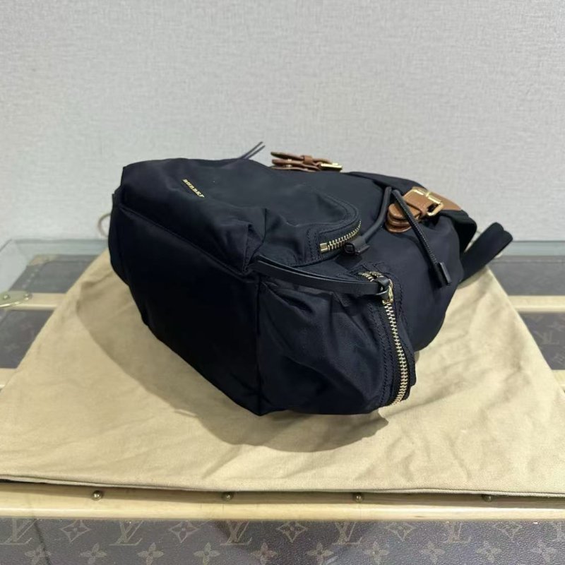 BURBERRY 金扣尼龍抽繩後背包 21*32*14 98新 配件塵袋-5