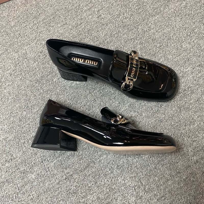 促銷品 MIU MIU 漆皮 粗跟樂福鞋 36.5 碼-0