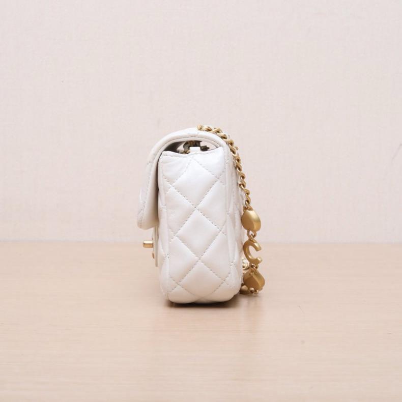 CHANEL(香奈兒) 白色 晶片開 金扣 22K 琺瑯愛心CoCo鏈條 皮穿鏈 口蓋包-1