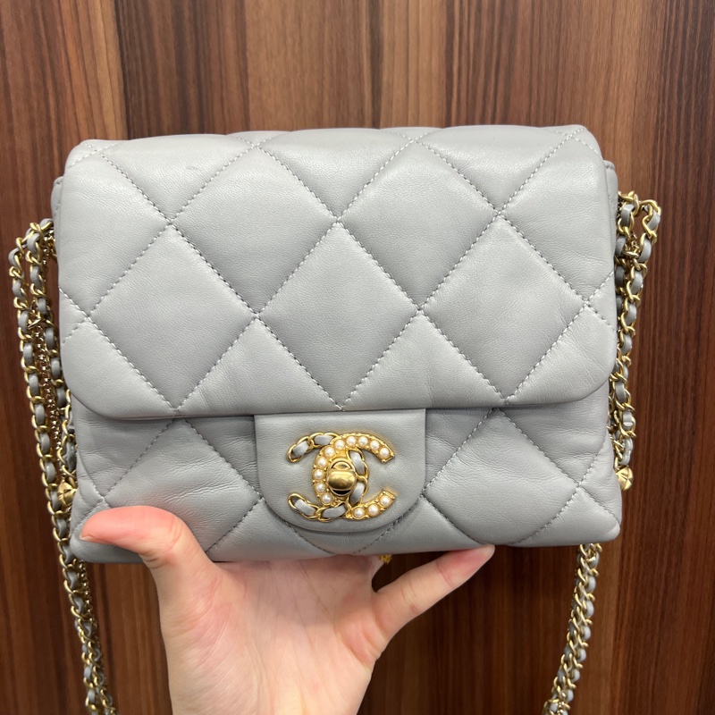 Chanel 灰羊皮菱格紋金釦珍珠Logo方胖AS2588-0