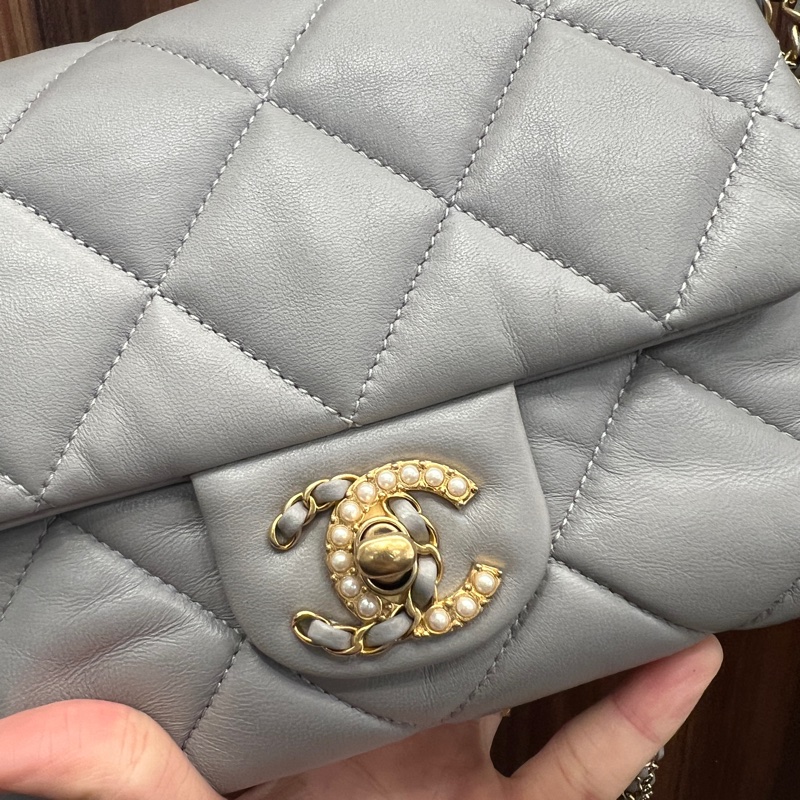 Chanel 灰羊皮菱格紋金釦珍珠Logo方胖AS2588-2
