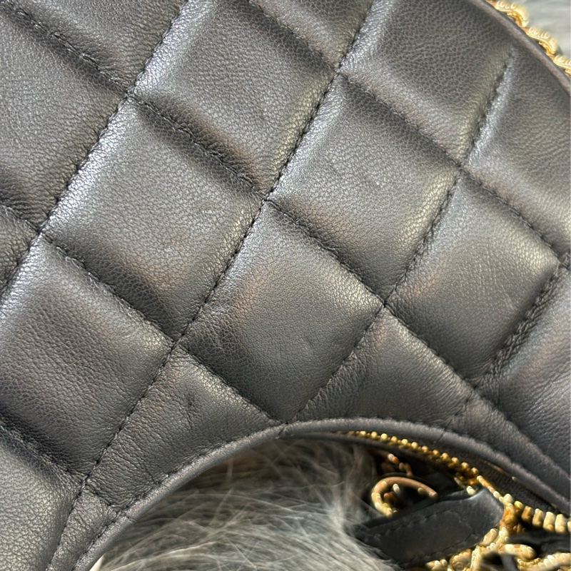 CHANEL AP3232 黑色羊皮 金鍊 肩背包彎月包牛角包半月包可頌包彎豆斜背包兩用包-16