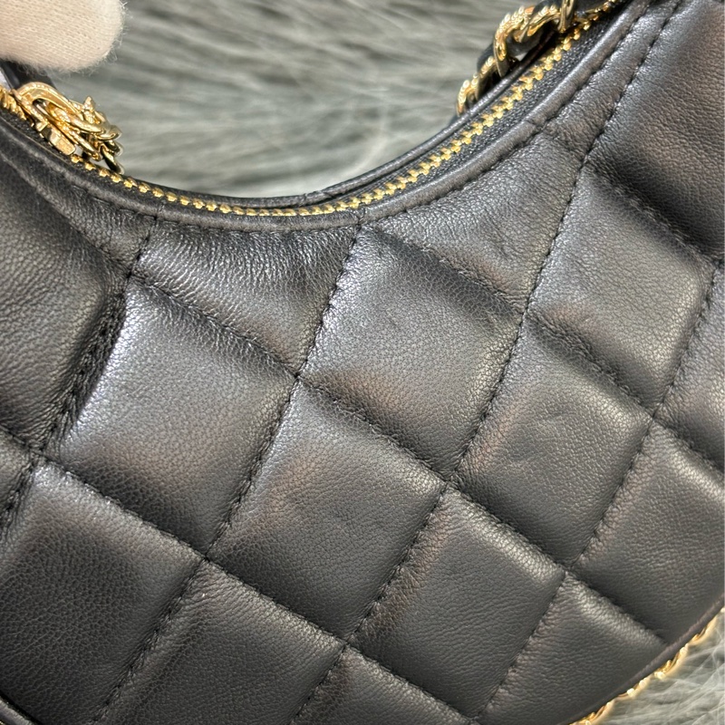 CHANEL AP3232 黑色羊皮 金鍊 肩背包彎月包牛角包半月包可頌包彎豆斜背包兩用包-17