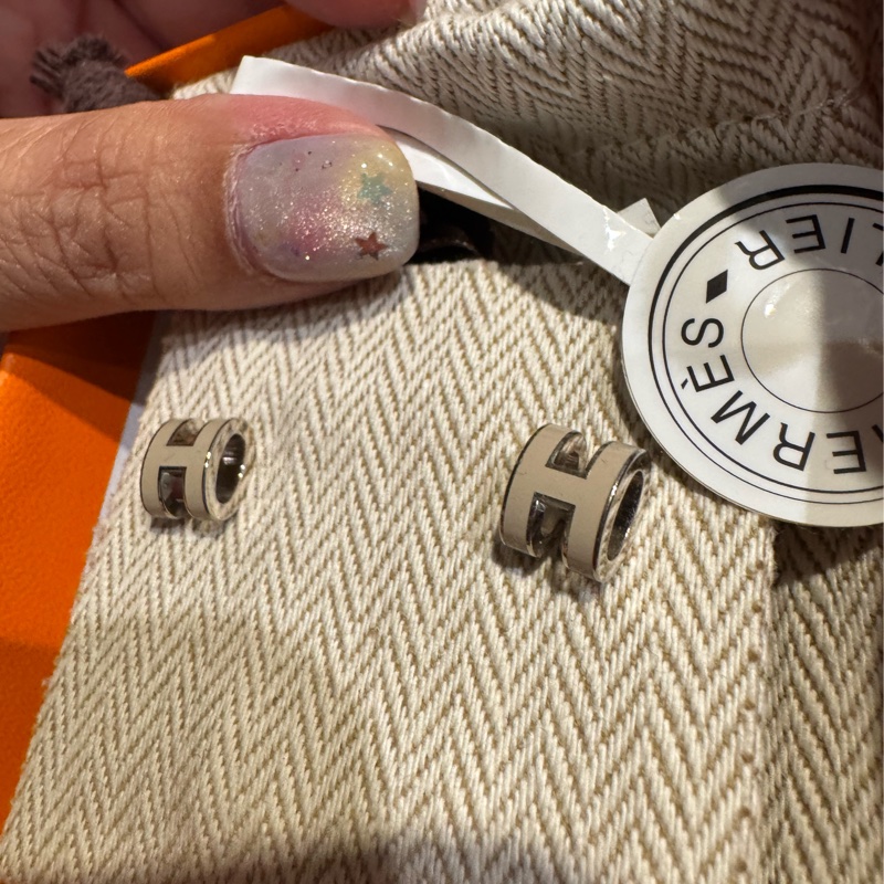 HERMES 全新愛馬仕 H耳環 奶茶色-1