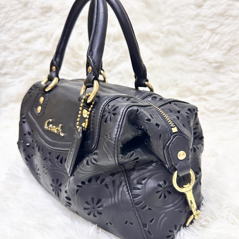 Caoch黑色絲光C Logo織紋抓皺真皮雕花鏤空two way兩用波士頓包/手提包/肩背包/側背包-3