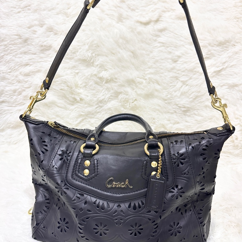 Caoch黑色絲光C Logo織紋抓皺真皮雕花鏤空two way兩用波士頓包/手提包/肩背包/側背包-4