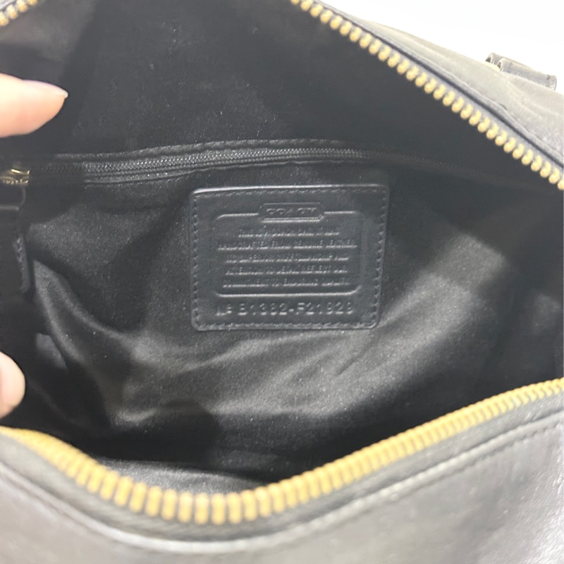 Caoch黑色絲光C Logo織紋抓皺真皮雕花鏤空two way兩用波士頓包/手提包/肩背包/側背包-5