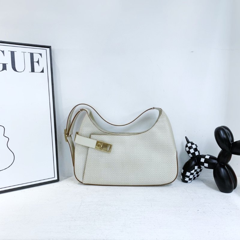 【FERRAGAMO】米色 Calfskin 牛皮 Hobo 腋下包 金扣設計-0