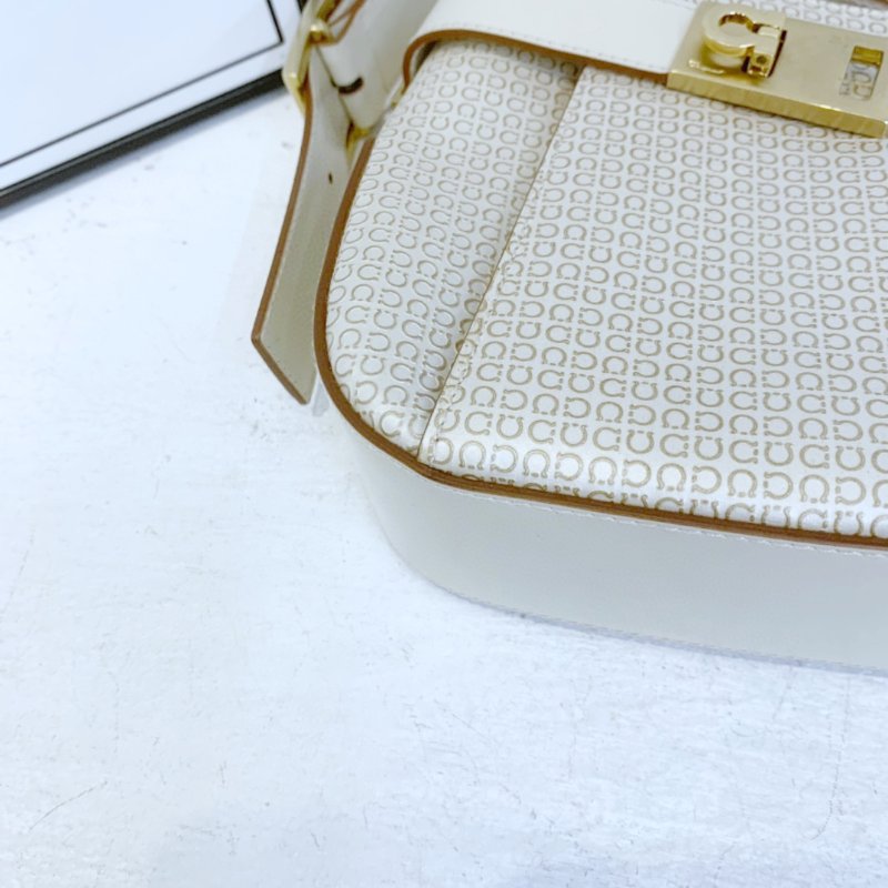 【FERRAGAMO】米色 Calfskin 牛皮 Hobo 腋下包 金扣設計-4