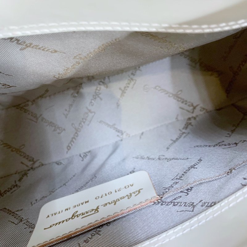 【FERRAGAMO】米色 Calfskin 牛皮 Hobo 腋下包 金扣設計-8