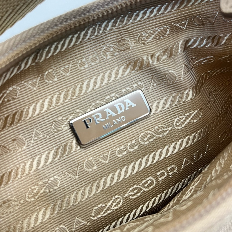 🏷️Prada hobo-9