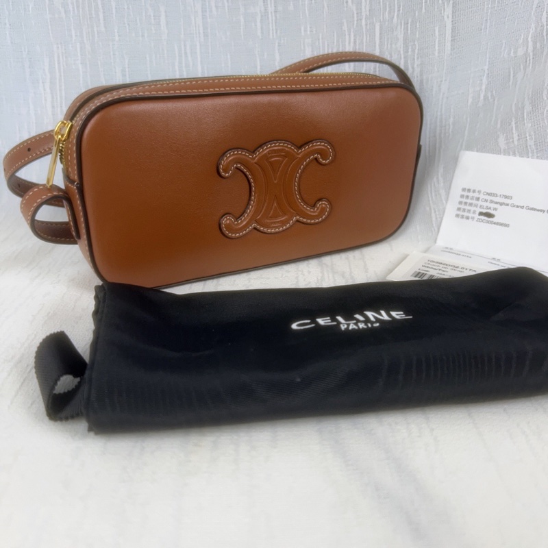 99新Celine Cuir焦糖色浮雕logo小牛皮腋下包，牛奶盒造型很可愛-0