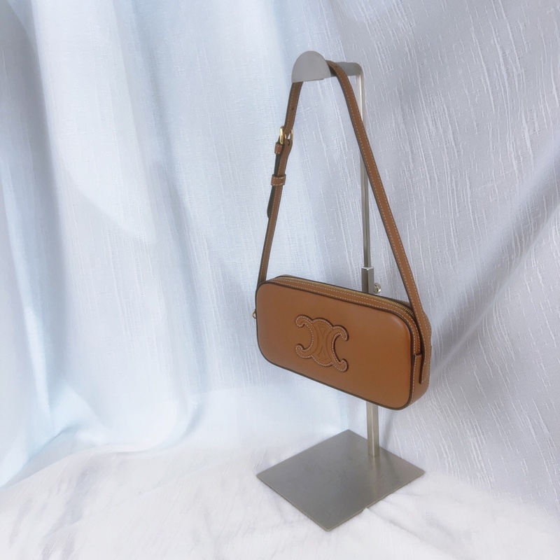 99新Celine Cuir焦糖色浮雕logo小牛皮腋下包，牛奶盒造型很可愛-1