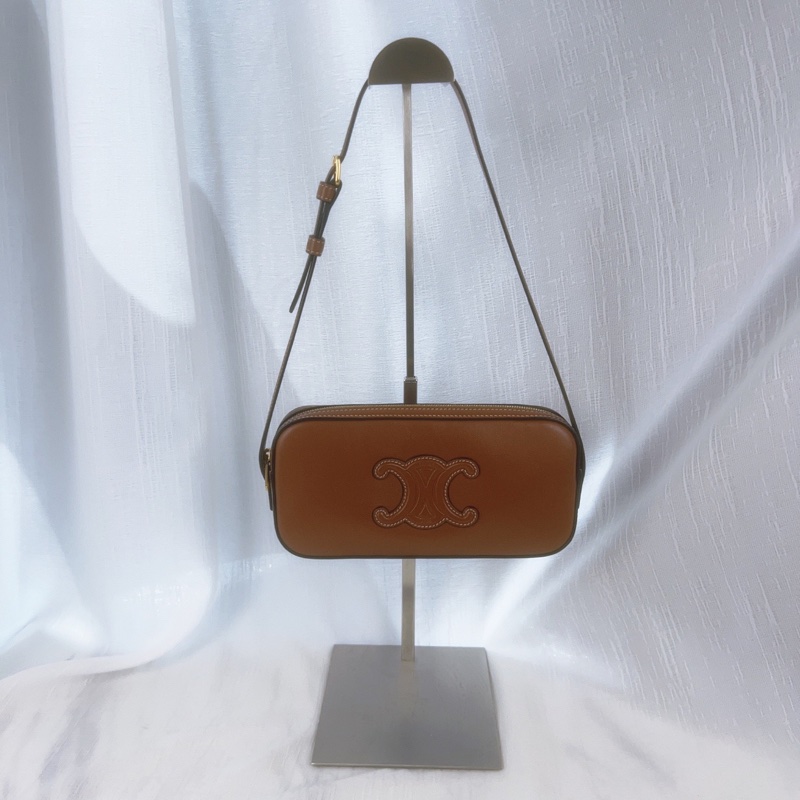 99新Celine Cuir焦糖色浮雕logo小牛皮腋下包，牛奶盒造型很可愛-2